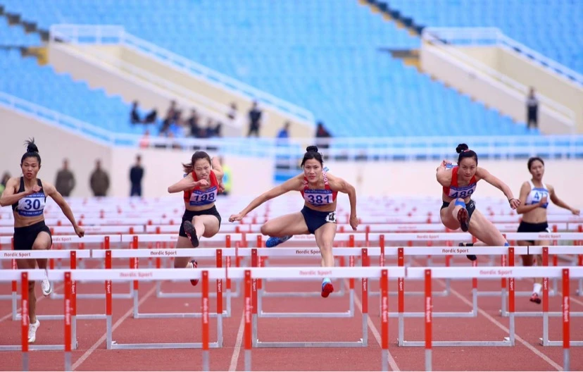 Bùi Thị Nguyên dũng mãnh vượt rào về nhất 100m rào nữ. Ảnh: NGỌC TÚ
