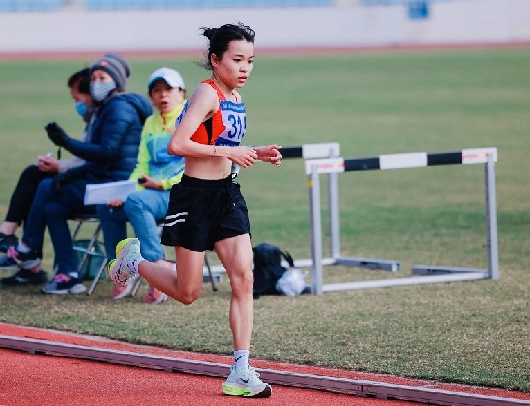 Lê Thị Tuyết đã thi đấu đầy nỗ lực và có HCV marathon nữ Đại hội thể thao toàn quốc lần 9-2022. Ảnh: MINH NGUYỆT