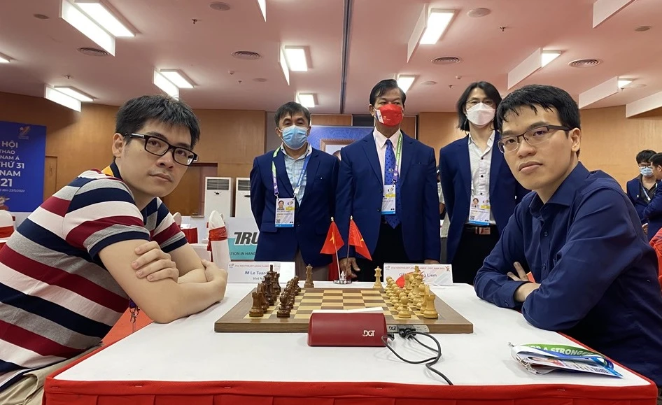 Lê Tuấn Minh (trái) có mặt tại giải vô địch cờ nhanh, cờ chớp thế giới 2022 trong khi Lê Quang Liêm vắng mặt. Ảnh: P.T