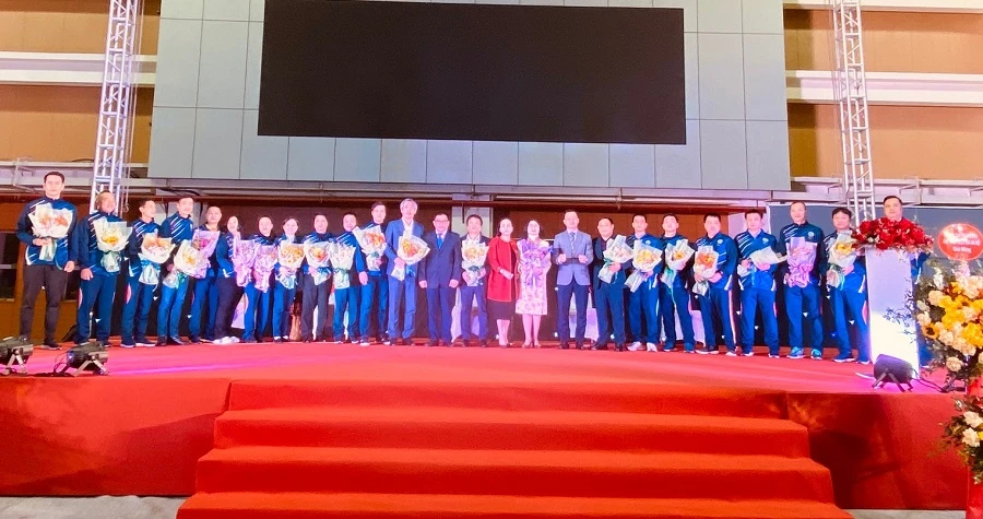 Đại diện các bộ môn của thể thao Hà Nội được lãnh đạo Sở VH-TT Hà Nội chúc mừng thành tích tại Đại hội thể thao toàn quốc lần 9-2022. Ảnh: MINH CHIẾN