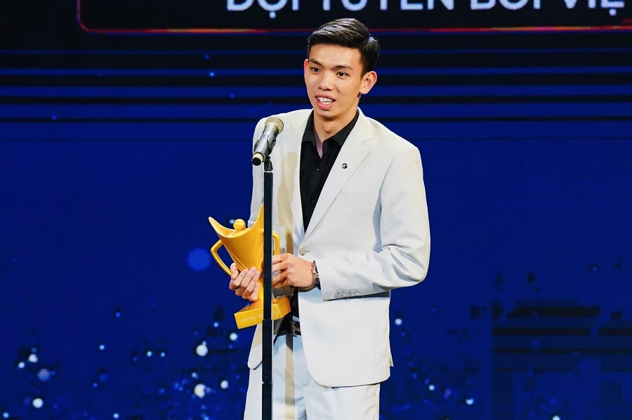 Nguyễn Huy Hoàng đã nhân phần thưởng VĐV nam xuất sắc của năm. Ảnh: W.TT