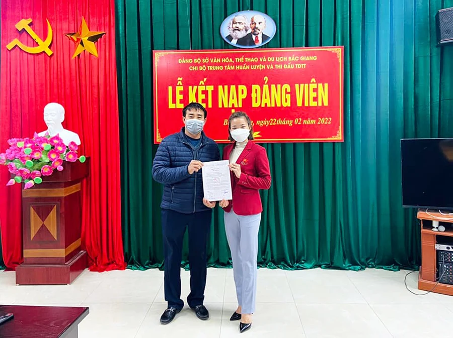 Tuyển thủ Nguyễn Thị Oanh đã được kết nạp Đảng vào tháng 2 năm 2022. Ảnh: MINH MINH