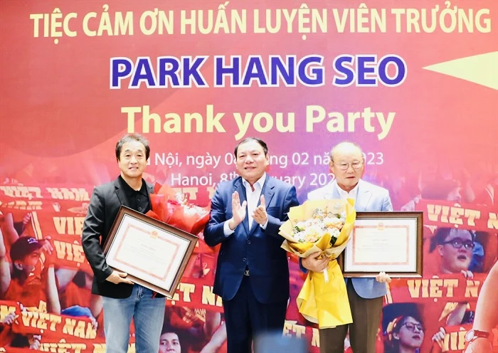 HLV Park Hang-seo và trợ lý đã được Bộ trưởng Nguyễn Văn Hùng trao bằng khen của Thủ tướng Chính phủ. Ảnh: TR.HUẤN.BVH