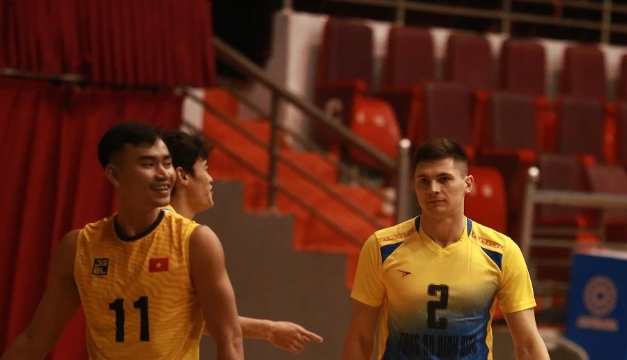 Andrei Vasilenko (2) là tân binh từ Azerbaijan của nam Ninh Bình đã thi đấu ngay trận đầu tiên. Ảnh: T.THẢO