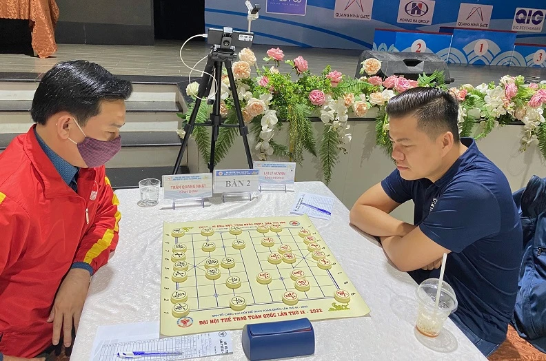 Lại Lý Huynh (phải) là nhà vô địch cờ nhanh cá nhân nam giải toàn quốc năm nay. Ảnh: MINH CHIẾN