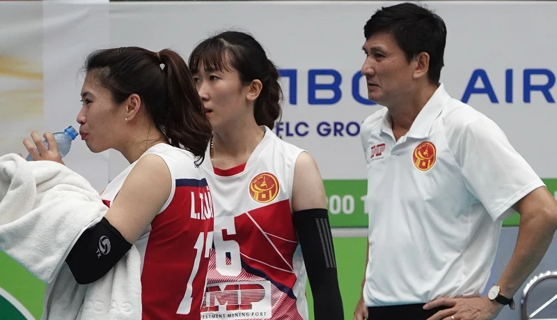HLV Phạm Văn Long (phải) hài lòng với 2 cầu thủ tới từ Nhật Bản đang tập với đội bóng. Ảnh: MINH MINH