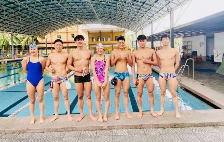 Đội tuyển bơi Việt Nam với đội hình tập huấn tại Trung tâm HLTTQG Đà Nẵng. Ảnh: MINH MINH