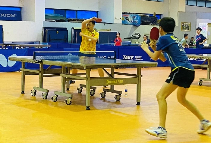 VĐV đội tuyển Việt Nam thi đấu giao hữu với các tay vợt trẻ tới từ Busan (Hàn Quốc). Ảnh: MINH CHIẾN