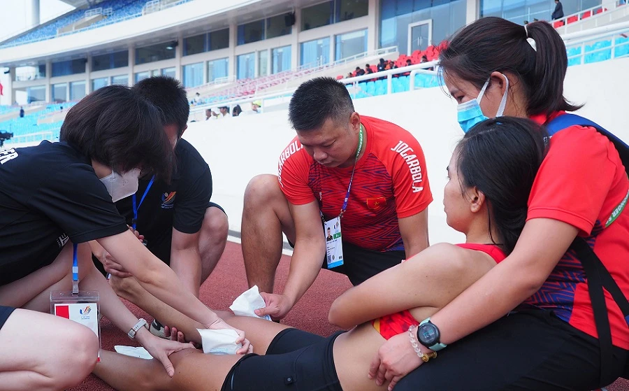 VĐV Ngọc Hoa được chăm sóc ngay khi về đích ở nội dung marathon nữ tại SEA Games 31. Ảnh: TUẤN ANH.SKĐS
