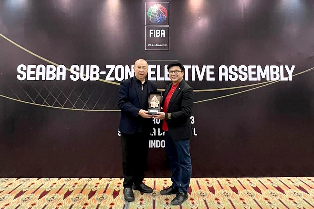 Ông Nguyễn Bảo Hoàng (phải) đã được bầu giữ vị trí Chủ tịch Liên đoàn bóng rổ Đông Nam Á. Ảnh: SEABA