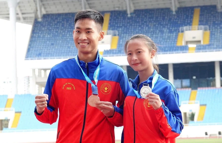 Nguyễn Thị Ninh (phải) cùng đàn anh Trịnh Quốc Lượng cùng nhận huy chương tại Đại hội thể thao toàn quốc lần 9-2022. Ảnh: T.NINH