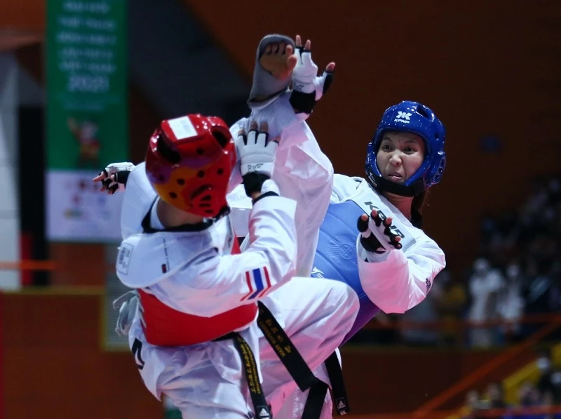 Trương Thị Kim Tuyền (xanh) vẫn là gương mặt quan trọng nhất của taekwondo nữ Việt Nam. Ảnh: DŨNG PHƯƠNG