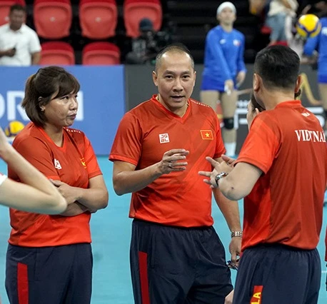 HLV Nguyễn Tuấn Kiệt (giữa) luôn muốn đội tuyển quốc gia nữ được tập trung nhiều cầu thủ chất lượng để tạo cơ hội thi đấu cho họ qua từng giải. Ảnh: DŨNG PHƯƠNG