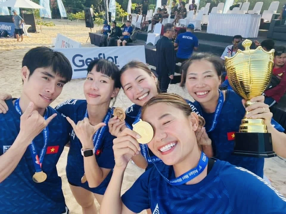 Đội bóng ném bãi biển nữ Việt Nam giành cúp vô địch giải châu Á 2023. Ảnh: BONGNEM.VN