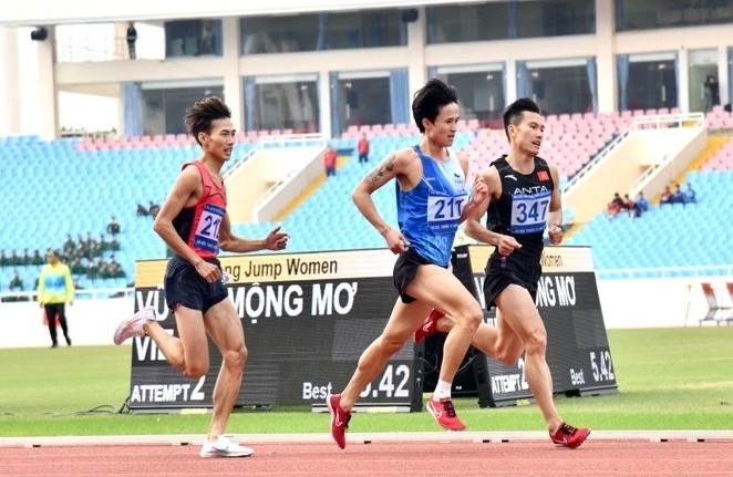 Tiến Long, Trung Cường và Đỗ Quốc Luật cạnh tranh nhau trên đường đua tại Đại hội thể thao toàn quốc lần 9-2022. Ảnh: MINH NGUYỆT
