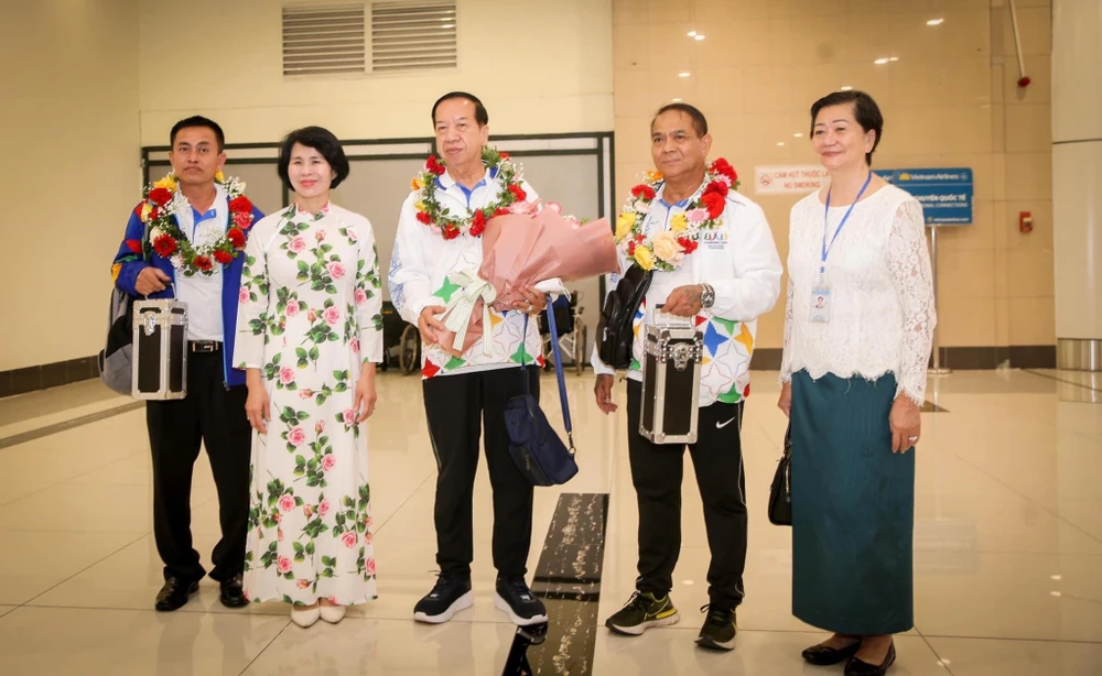 Đuốc của SEA Games 32 đã tới Việt Nam và được đại diện Tổng cục TDTT đón tiếp trước khi thực hiện chương trình rước vào ngày 24-3 tại Hà Nội. Ảnh: TCTDTT