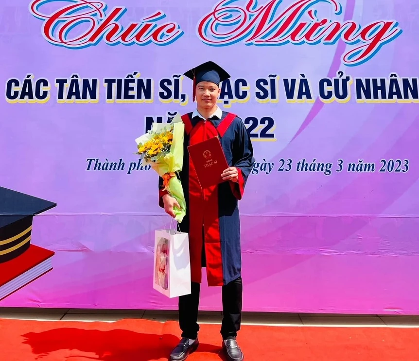 Nguyễn Hoài Văn đã nhận tấm bằng thạc sĩ trước khi dự SEA Games 32. Ảnh: HOÀI VĂN