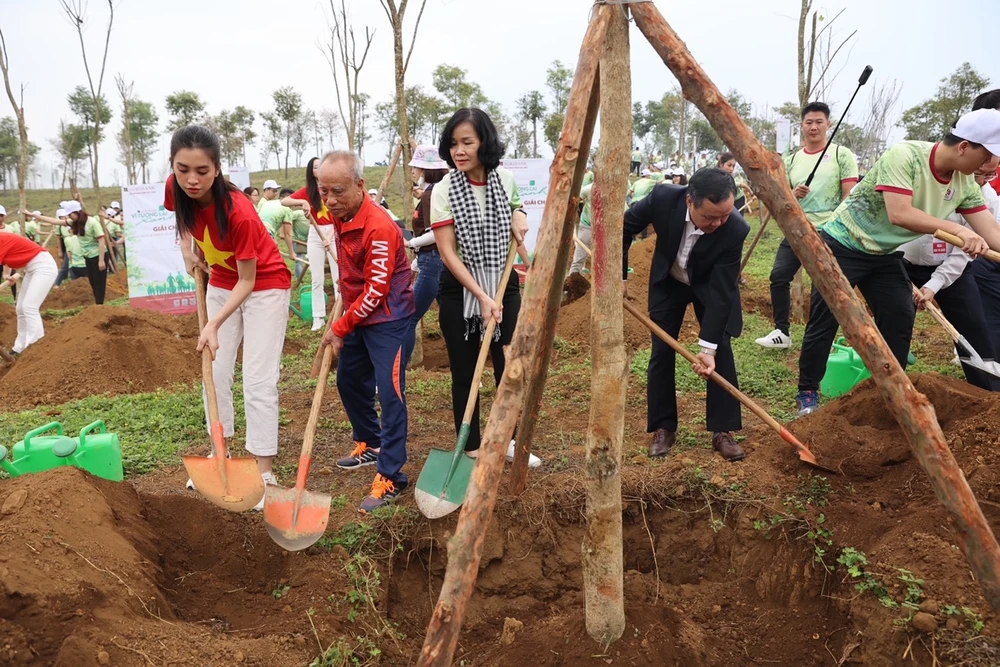 Mọi người đã tham gia chương trình trồng cây đầy ý nghĩa tại Lai Châu trong ngày 25-3. Ảnh: NHƯ Ý