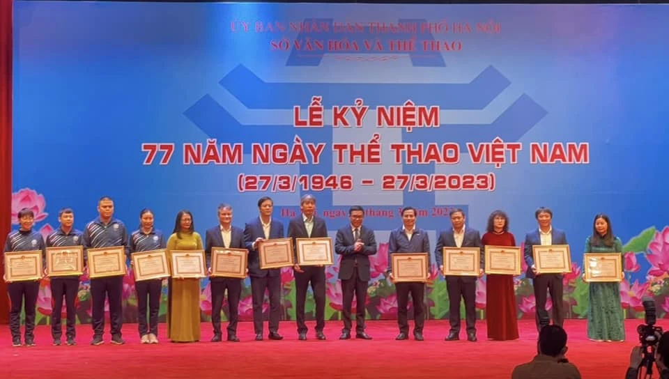 UBND thành phố Hà Nội trao bằng khen cho các cá nhân, tập thể. Ảnh: MINH MINH