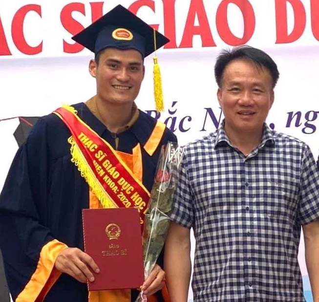 Quách Công Lịch và giáo viên Đặng Hoài An (người hướng dẫn đề tài) tại lễ tốt nghiệp. Ảnh: ĐHA