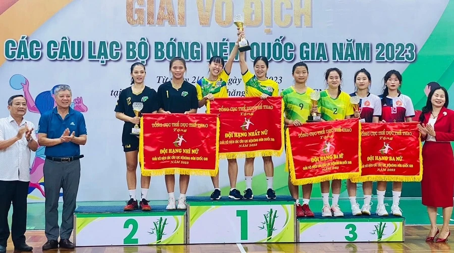 Đội nữ Hà Nội đã giành cúp vô địch giải năm nay. Ảnh: VHF