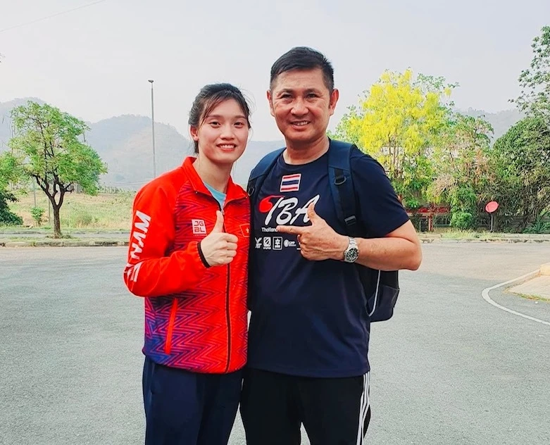 Nguyễn Thị Tâm gặp lại chuyên gia Thái Lan từng làm việc với đội tuyển boxing Việt Nam khi vừa có mặt tại Thái Lan lúc này. Ảnh: T.TÂM