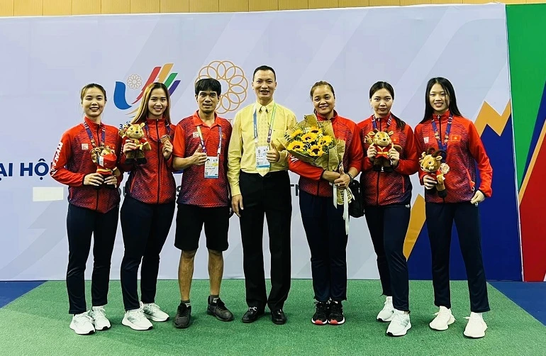 HLV Phạm Anh Tuấn (áo vàng, giữa) sẽ làm trọng tài tại SEA Games 32. Ảnh: MINH CHIẾN
