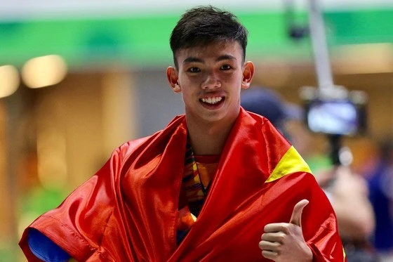 Tuyển thủ Huy Hoàng là người cầm cờ cho Đoàn thể thao Việt Nam tại SEA Games 32. Ảnh: DŨNG PHƯƠNG