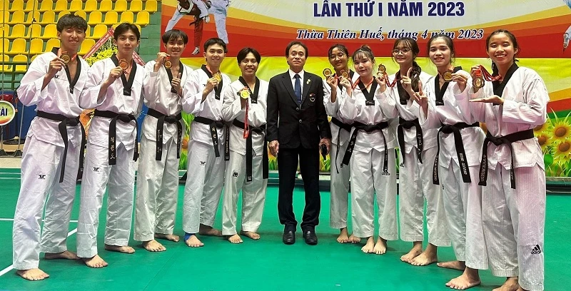 Ông Nguyễn Thanh Huy (áo đen) sẽ tham gia điều hành môn taekwondo tại SEA Games 32. Ảnh: T.HUY