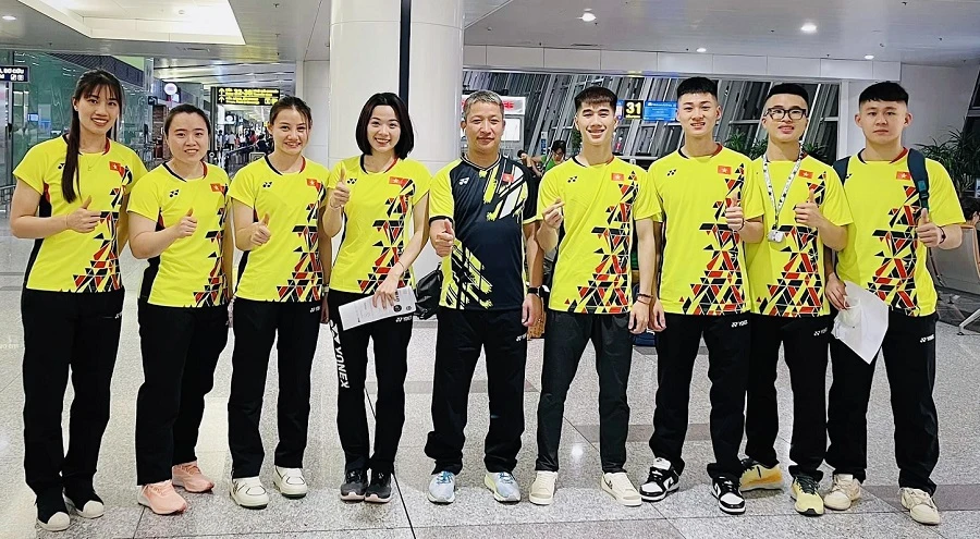 Nguyễn Thùy Linh và đồng đội đã lên đường tới UAE thi đấu vô địch châu Á 2023. Ảnh: VBF
