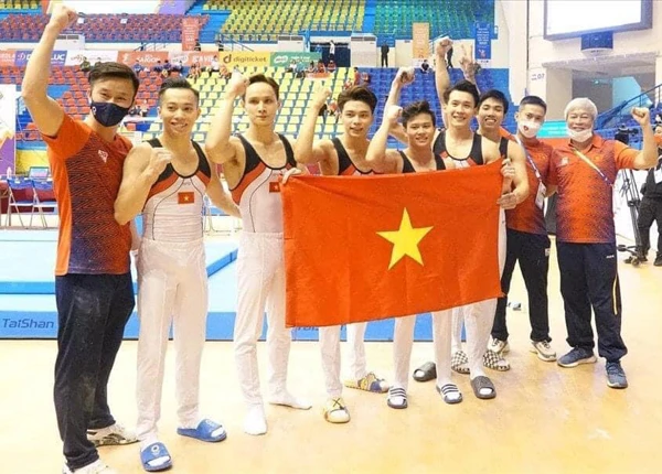 HLV Trương Minh Sang (ngoài cùng bên trái) tham gia huấn luyện các tuyển thủ tranh kết quả cao nhất tại SEA Games 31 năm ngoái ở Việt Nam. Ảnh: NHẬT ANH