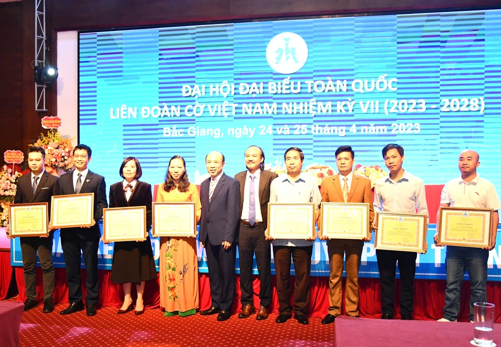 Tân Chủ tịch và tân Tổng thư ký Liên đoàn cờ Việt Nam (giữa) tại Đại hội đại biểu khoá 7. Ảnh: MINH MINH