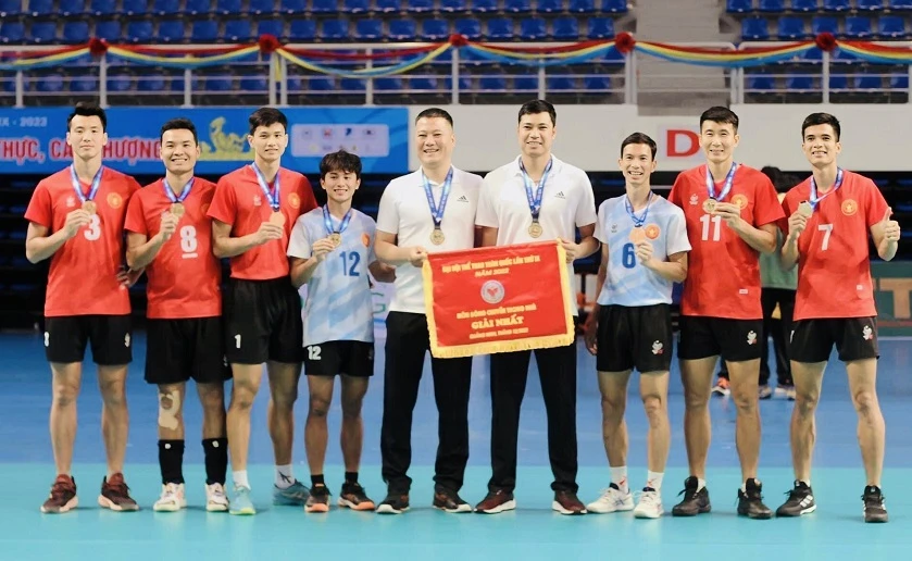 HLV Thái Anh Văn và các cầu thủ bóng chuyền Thể Công trong thành phần tuyển Quân đội dự và giành HCV Đại hội thể thao toàn quốc lần 9-2022. Ảnh: BCTC