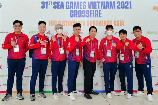 Ông Dương Vi Khoa (thứ tư từ phải qua) không là thành viên của Đoàn thể thao Việt Nam tại SEA Games 32. Ảnh: VIRESA
