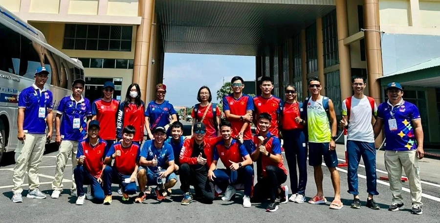 Đội tuyển triathlon Việt Nam đã tới di chuyển tới Campuchia. Ảnh: TRI.VN