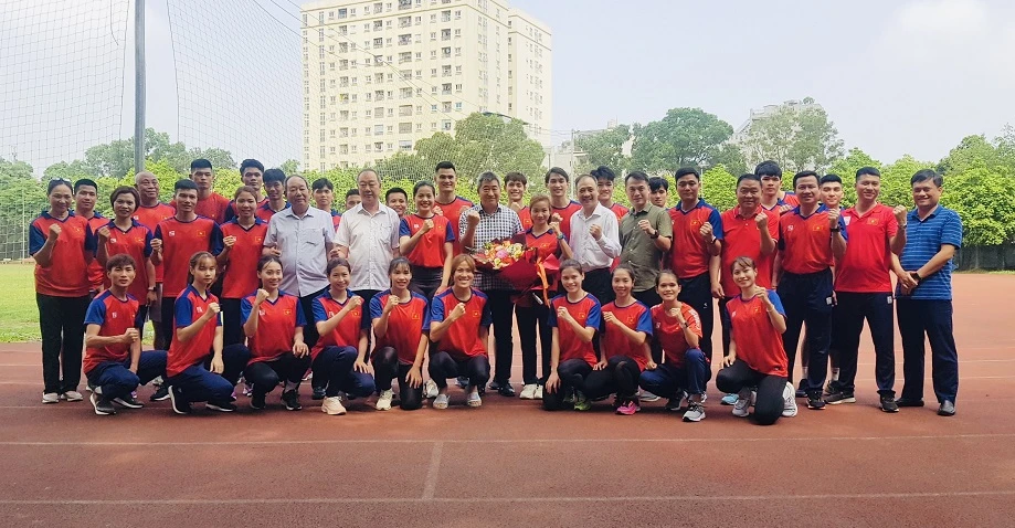 Đội tuyển điền kinh Việt Nam được tặng quà trước khi dự SEA Games 32. Ảnh: MINH MINH