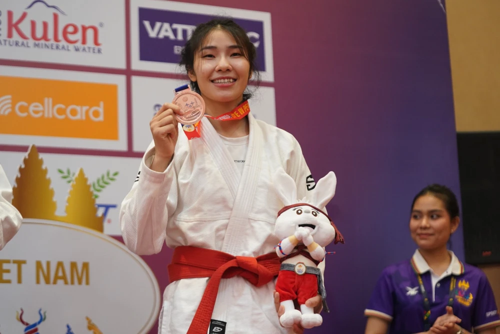 Võ sĩ Đặng Thị Huyền giành được tấm HCĐ đối kháng đầu tiên cho jujitsu Việt Nam tại SEA Games 32. Ảnh: DŨNG PHƯƠNG