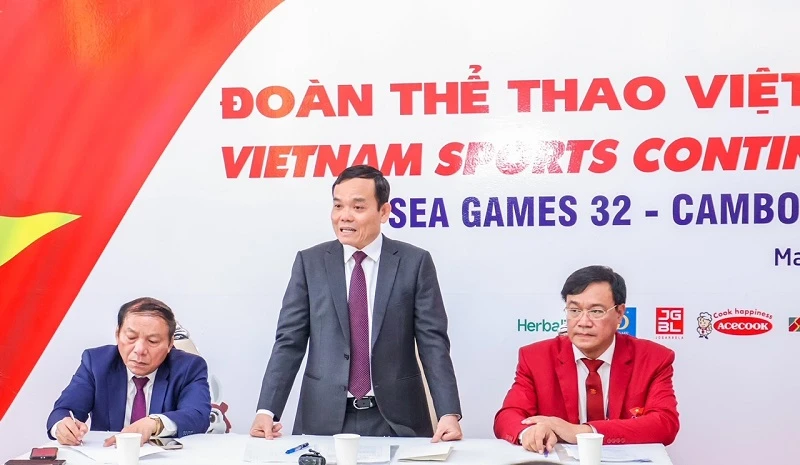Phó Thủ tướng Chính phủ Trần Lưu Quang đã tới thăm Đoàn thể thao Việt Nam tại SEA Games 32. Ảnh: NHẬT ANH