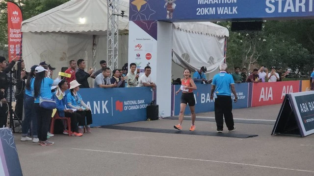 Thanh Phúc đã về nhất đi bộ 20km nữ tại SEA Games 32 và giành HCV đầu tiên cho điền kinh Việt Nam. Ảnh: ĐKVN