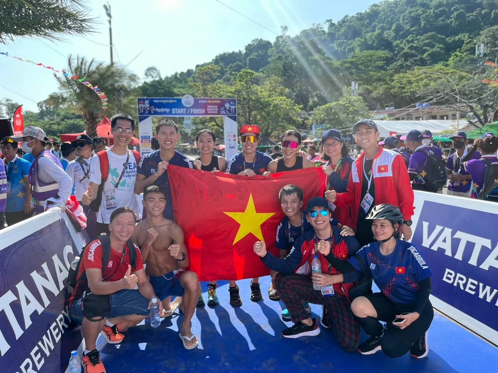 Đội tiếp sức aquathlon của Việt Nam đã có thành tích HCĐ lịch sử. Ảnh: TRIVN