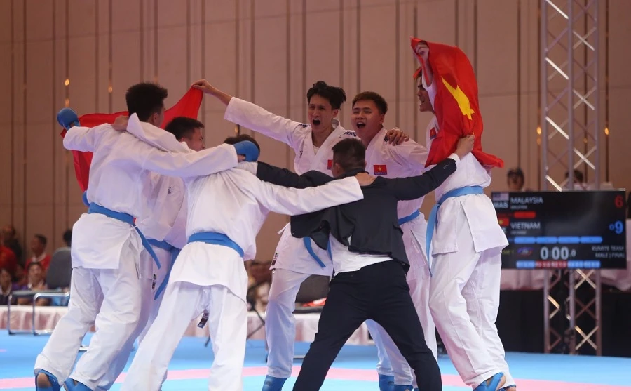 Đội kumite nam Việt Nam có chiến thắng tại chung kết đồng đội và giành tấm HCV thứ 6 cho karate Việt Nam tại SEA Games 32. Ảnh: DŨNG PHƯƠNG