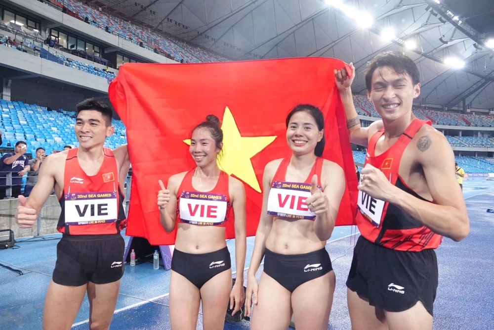 Đội tiếp sức hỗn hợp 4x400m nam nữ Việt Nam đã có HCV tại SEA Games 32. Ảnh: DŨNG PHƯƠNG