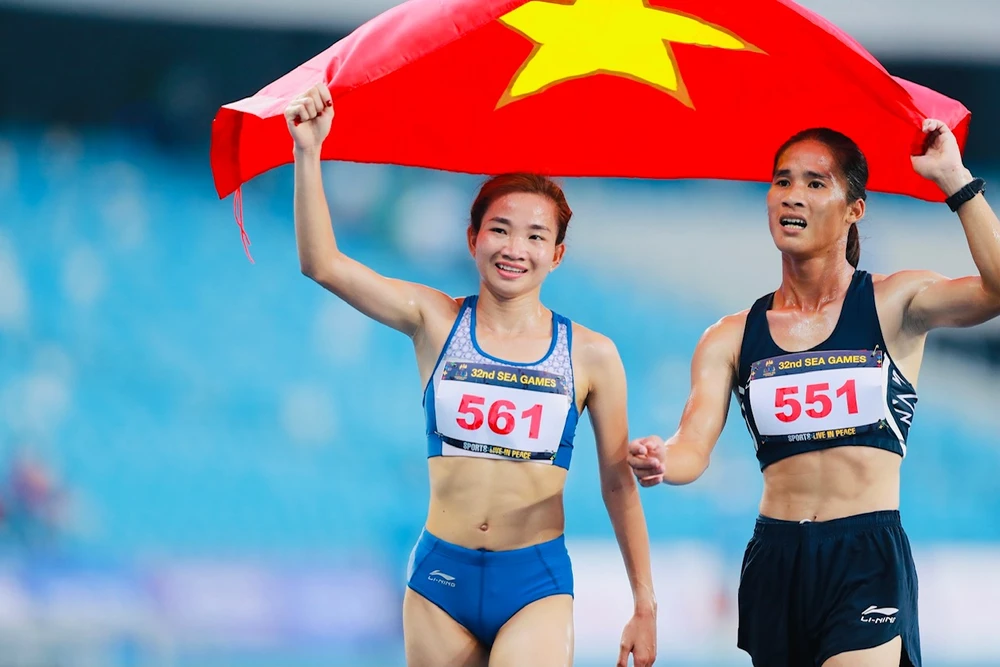 Nguyễn Thị Oanh giành chiến thắng cự ly 3.000m chướng ngại vật dù cách đó 20 phút đã vô địch cự ly 1.500m tại SEA Games 32. Ảnh: DŨNG PHƯƠNG