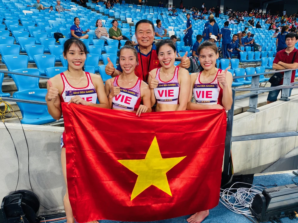 HLV Vũ Ngọc Lợi chúc mừng cô học trò Nguyễn Thị Huyền và đội tiếp sức nữ 4x400m tại SEA Games 32. Ảnh: MINH MINH