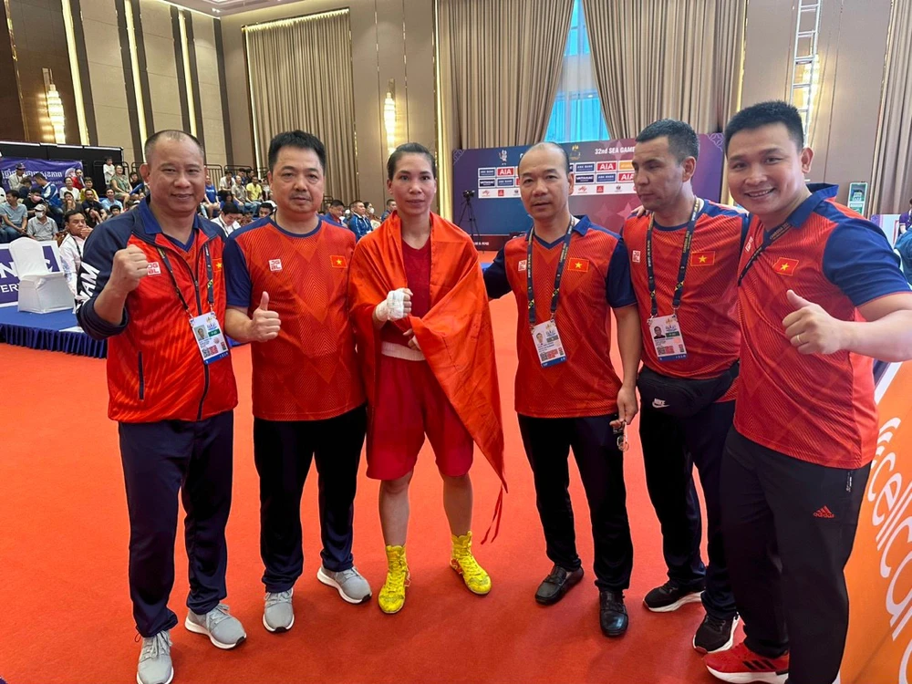 Tất cả ban huấn luyện và thành viên Đoàn thể thao Việt Nam đã chúc mừng chiến thắng của Hà Thị Linh. Ảnh: MINH MINH