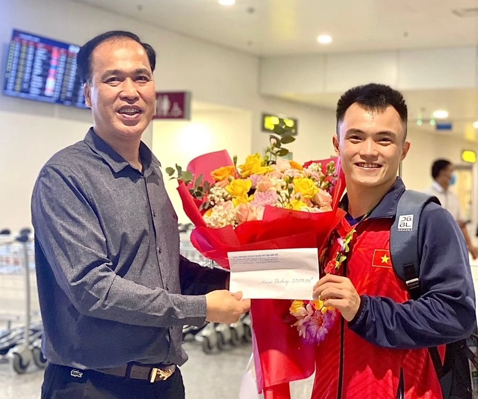 Nông Văn Hữu được lãnh đạo Trung tâm Huấn luyện thi đấu TDTT Lạng Sơn thưởng 20 triệu đồng. Ảnh: MINH MINH