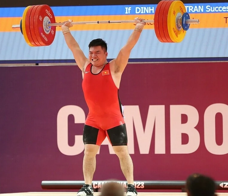 Lực sĩ Trần Đình Thắng có HCV hạng trên 89kg nam ngay trong lần đầu dự SEA Games 32. Ảnh: D.P