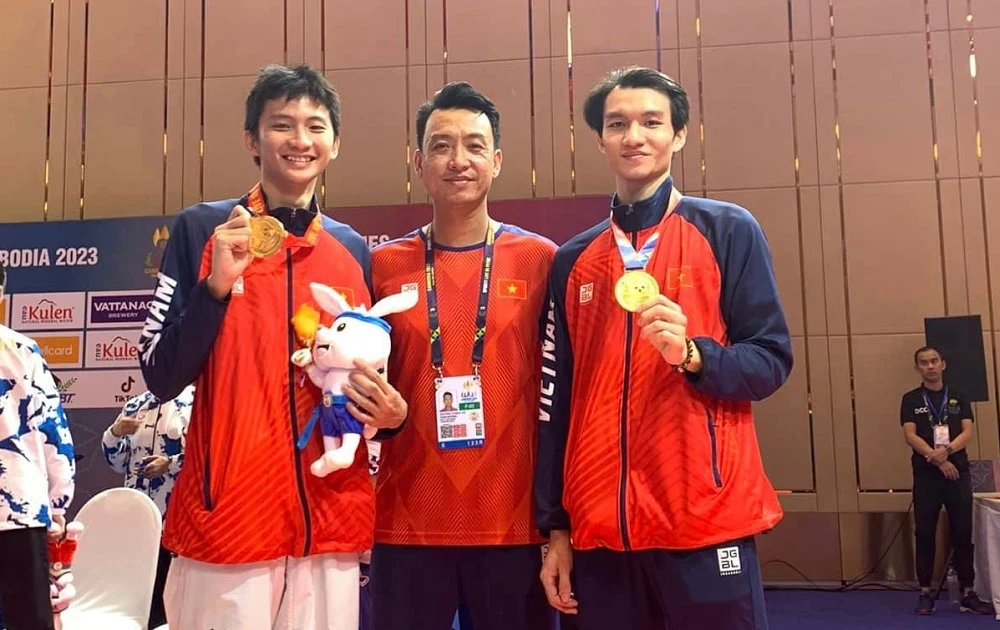HLV Lê Huỳnh Châu và Phạm Đăng Quang (trái) cùng chúc mừng chiến thắng tại SEA Games 32. Ảnh: MINH MINH