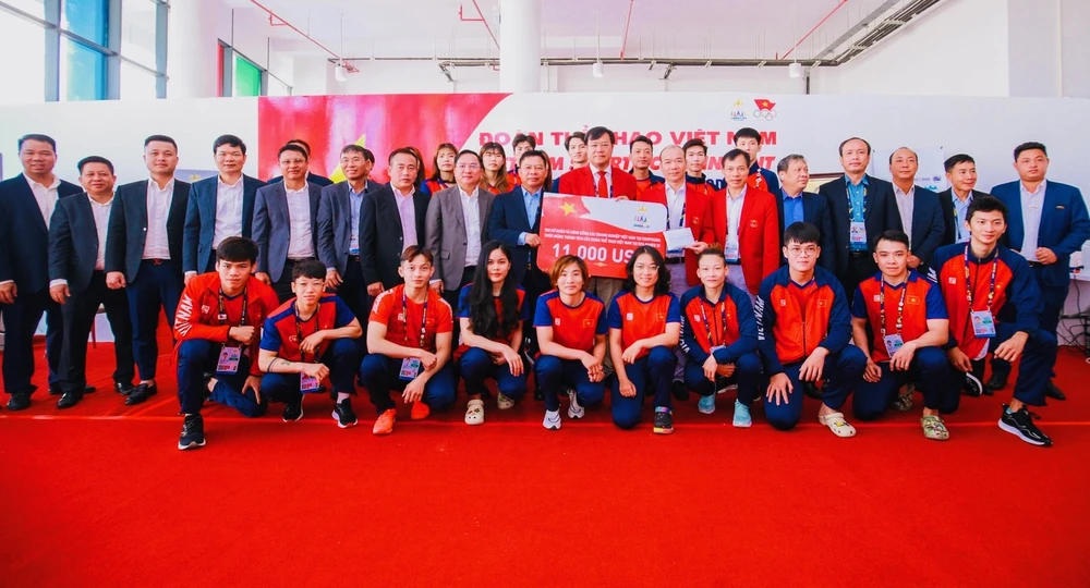 Đoàn công tác của Đại sứ quán Việt Nam tại Campuchia tới gặp mặt động viên thành viên Đoàn thể thao Việt Nam. Ảnh: DŨNG PHƯƠNG