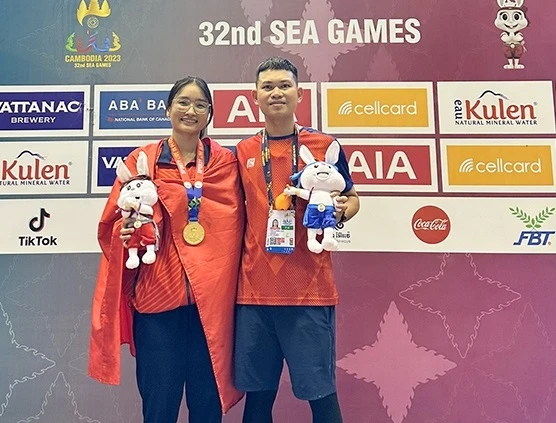Tuyển thủ Cao Thị Duyên (trái) cùng HLV của mình tại SEA Games 32 đã thi đấu xuất sắc đạt các kết quả huy chương như kỳ vọng. Ảnh: D.P